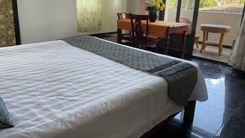 5 bedrooms, iron/ironing board, internet, bed sheets