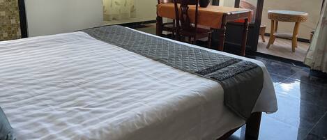 5 bedrooms, iron/ironing board, internet, bed sheets