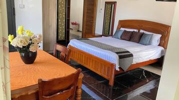 5 bedrooms, iron/ironing board, internet, bed sheets