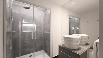 Apartment, 1 Bedroom, Accessible, City View | Bathroom