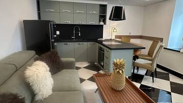 Apartment, 1 Bedroom, Accessible, City View | Living room