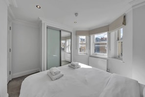 3 habitaciones, escritorio, tabla de planchar con plancha y wifi