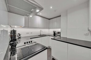 Réfrigérateur, four à micro-ondes, un four, surface de cuisson