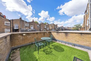 Outdoor dining - Luxury 3-Bedroom apartment next to Harrods (Greater London)