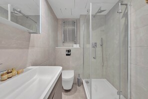 Shower, hair dryer, towels - Luxury 3-Bedroom apartment next to Harrods (Greater London)