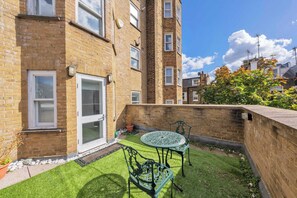 Outdoor dining - Luxury 3-Bedroom apartment next to Harrods (Greater London)