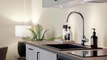 Een koelkast, een oven, een kookplaat, een vaatwasser