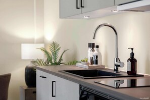 Fridge, oven, stovetop, dishwasher