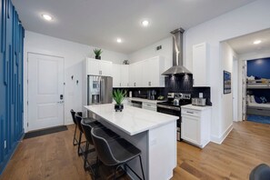 Fridge, microwave, oven, stovetop - Nashville Winter Vacation in Style (Nashville)