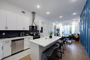 Fridge, microwave, oven, stovetop - Nashville Winter Vacation in Style (Nashville)