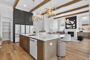 Réfrigérateur, four à micro-ondes, un four, surface de cuisson