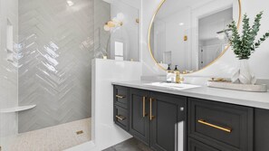 Douche, sèche-cheveux, serviettes fournies, shampoing