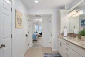 9 Schlafzimmer, Bügeleisen/Bügelbrett, Reisekinderbett, WLAN