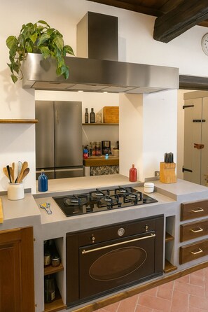 Fridge, microwave, oven, stovetop - Private Tuscan farmhouse with infinity pool, panoramic view with 14 seats (Pelago)