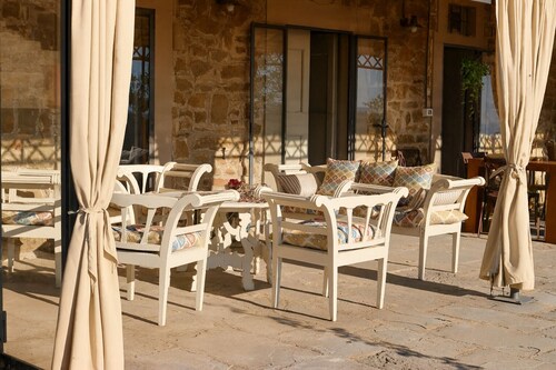 Private Tuscan farmhouse with infinity pool, panoramic view with 14 seats