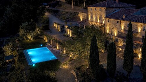 Private Tuscan farmhouse with infinity pool, panoramic view with 14 seats