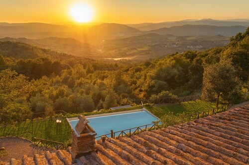 Private Tuscan farmhouse with infinity pool, panoramic view with 14 seats