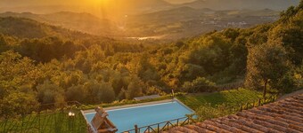 Private Tuscan farmhouse with infinity pool, panoramic view with 14 seats