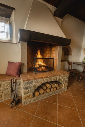 Interior - Private Tuscan farmhouse with infinity pool, panoramic view with 14 seats (Pelago)