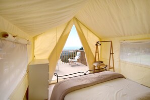 1 bedroom, bed sheets