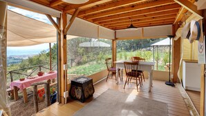 A wooden interior with a table, chairs, and a view of the outdoors. - Ripa Garden: Panoramic Glamping between the Amalfi Coast and Cilento (Salerno)