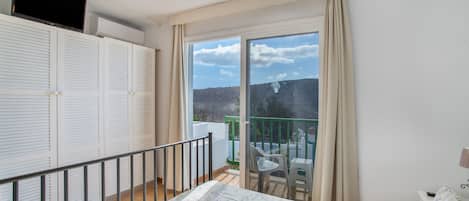 2 bedrooms, iron/ironing board, WiFi