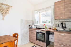 Kühlschrank, Ofen, Herdplatte, Wasserkocher mit Kaffee-/Teezubehör