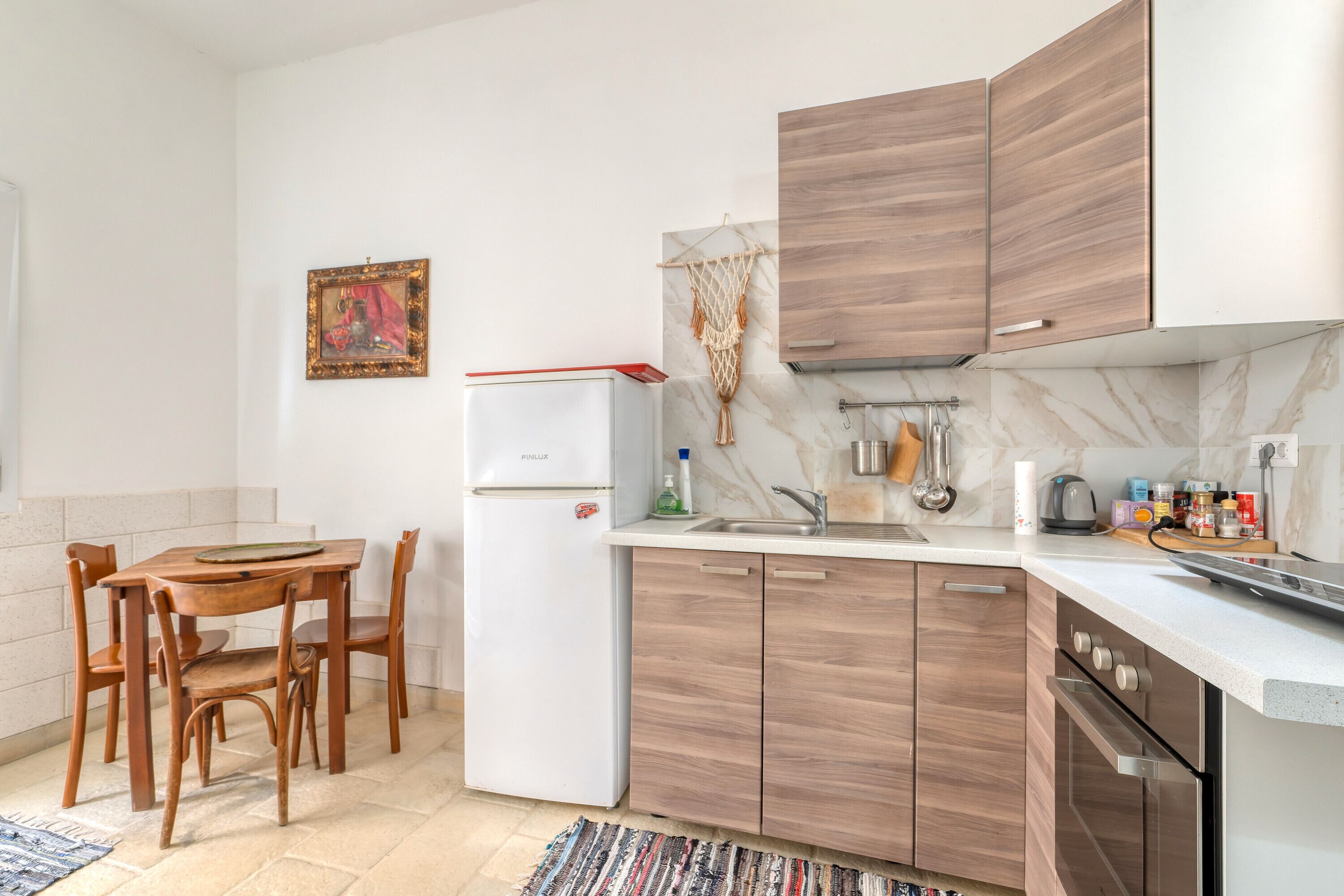 Frigorifero, forno, piano cottura, macchina per tè/caffè