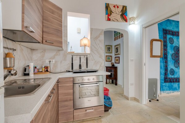 Fridge, oven, stovetop, coffee/tea maker