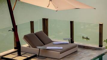 Outdoor pool, sun loungers