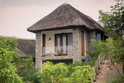 黄花风铃木温泉与野生动物园度假村  