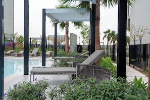 Una piscina al aire libre