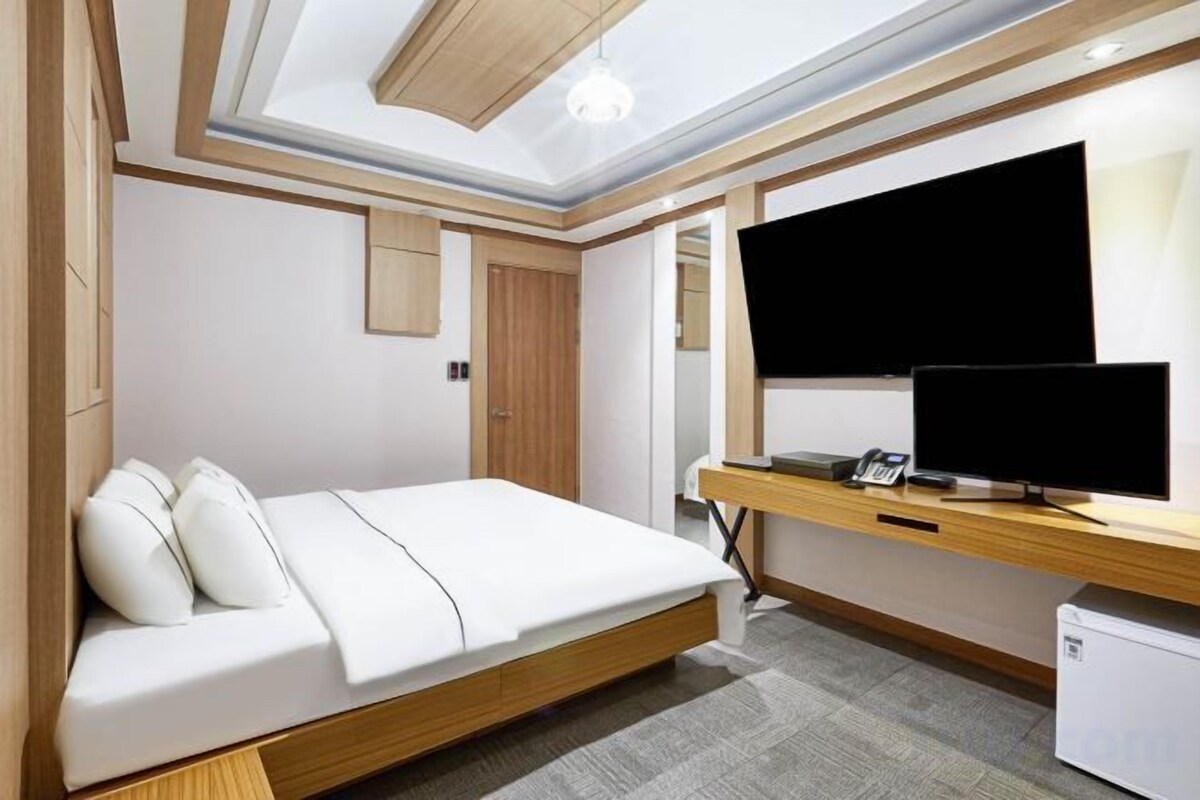 Desk, laptop workspace, blackout drapes, WiFi (free)