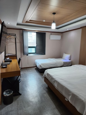 Classic Twin Room | Desk, laptop workspace, blackout drapes, free WiFi