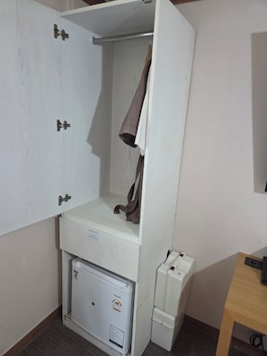 Deluxe Room | Desk, laptop workspace, blackout drapes, free WiFi