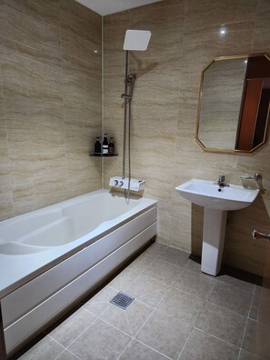 Premium Double Room | Bathroom | Hair dryer, slippers, towels, shampoo - Central Plaza Hotel (Suwon)