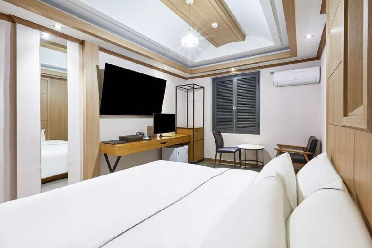 Escritorio, espacio para trabajar con laptop y cortinas blackout 