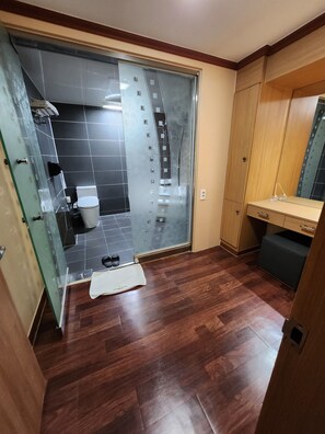 Un baño con inodoro, lavabo y espejo.