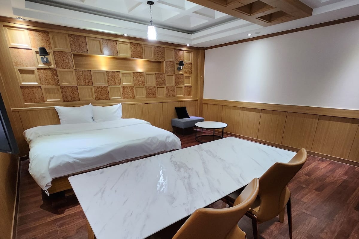 Suite | Desk, laptop workspace, blackout drapes, free WiFi