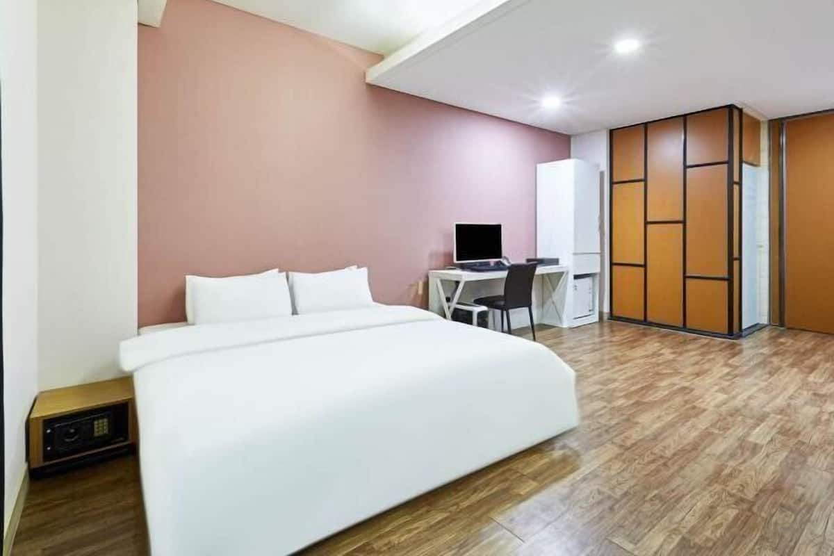 Escritorio, espacio para trabajar con laptop y cortinas blackout 