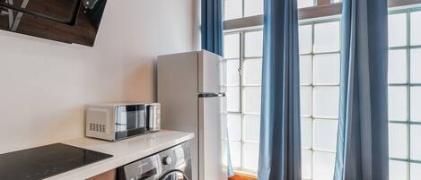 ثلاجة، ميكروويف، فرن، موقد طهي مسطح