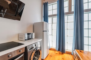 Frigorífico, microondas, horno y placa de cocina