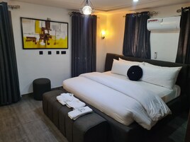 Cofres nos quartos, escrivaninha, espaço de trabalho para notebook