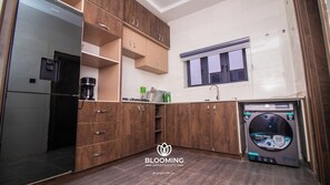 Full-sized fridge, microwave, oven, stovetop
