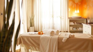 Couples treatment room(s), sauna, hot tub, steam room - Blooming Apartments (Jimeta)