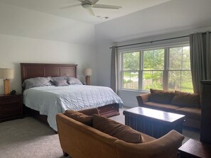 6 bedrooms, iron/ironing board, WiFi, bed sheets - Spacious 6-bedroom house steps from Aronimink Golf Course Entrance (Newtown Square)