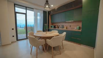 Signature Villa, Balcony, Mountain View | Private kitchen