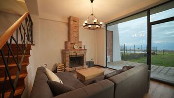 Vila superior, vista para a montanha | Área de estar