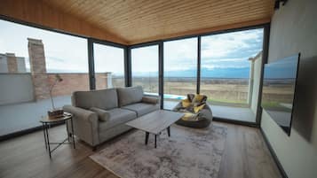 Villa superior, vistas a la montaña | Zona de estar