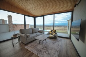 Villa superior, vistas a la montaña | Zona de estar | Una chimenea